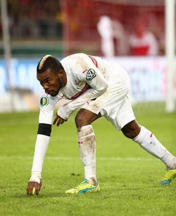 Dienstag 09.02.2016, Saison 2015 2016, DFB-Pokal, Viertelfinale in der Stuttgarter Mercedes-Benz Arena, VfB Stuttgart - BVB Borussia Dortmund, Serey Die (VfB) hebt einen Tennisball auf