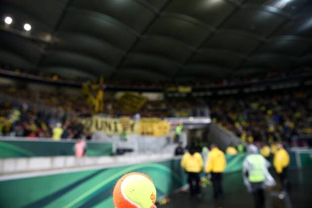 Dienstag 09.02.2016, Saison 2015 2016, DFB-Pokal, Viertelfinale in der Stuttgarter Mercedes-Benz Arena, VfB Stuttgart - BVB Borussia Dortmund, Die BVB-Fans protestieren gegen die hohen Eintrittspreise zum Pokalspiel im Rahmen der Aktion Kein Zwanni Tennisball vor dem Gästeblock