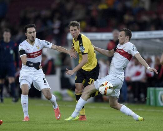 09.02.2016, Fussball DFB-Pokal 2015 2016, Viertelfinale, VfB Stuttgart - Borussia Dortmund, in der Mercedes Benz Arena Stuttgart. v.li: Lukas Rupp (Stuttgart), Eric Durm (Dortmund), Kevin Großkreutz (Stuttgart). 