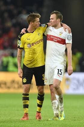 v.li:Eric DURM (Borussia Dortmund) mit Kevin GROSSKREUTZ (VFB Stuttgart) nach Spielende,Umarmung,Aktion. Fussball, DFB Pokal, Viertelfinale, VFB Stuttgart-Borussia Dortmund 1-3. am 09.02.2016,M E R C E D E S B E N Z A R E N A.