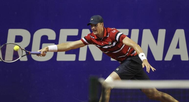 Austrian player John Isner in action against Serbian Dusan Lajovic during a Buenos Aires ATP Tennis Herren 16 round match in Argentina, 10 February 2016. EFE David Fernandez ATP BUENOS AIRES !ACHTUNG: NUR REDAKTIONELLE NUTZUNG!  BAS22 20160211-635907501945855746