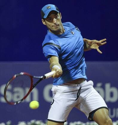 Serbian player Dusan Lajovic in action against Austrian player John Isner during a Buenos Aires ATP Tennis Herren 16 round match in Argentina, 10 February 2016. EFE David Fernandez ATP BUENOS AIRES !ACHTUNG: NUR REDAKTIONELLE NUTZUNG!  BAS22 20160211-635907502584051746