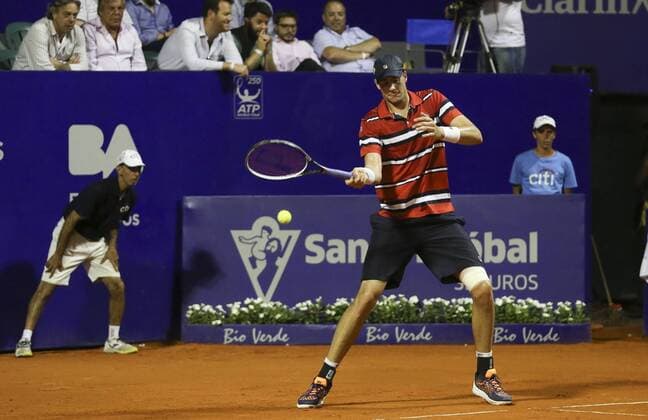 Austrian player John Isner in action against Serbian player Dusan Lajovic during a Buenos Aires ATP Tennis Herren 16 round match in Argentina, 10 February 2016. EFE David Fernandez ATP BUENOS AIRES !ACHTUNG: NUR REDAKTIONELLE NUTZUNG!  BAS22 20160211-635907513973611746