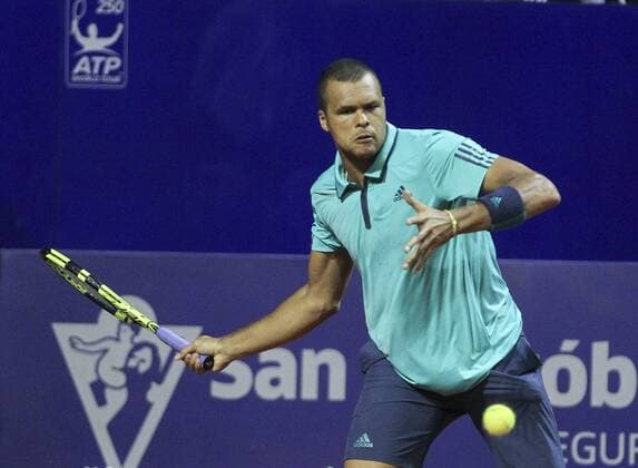 French tennis player Jo-Wilfried Tsonga returns a ball to Argentinian Leonardo Mayer during their ATP Tennis Herren Buenos Aires tournament match, at the Buenos Aires Lawn tennis center, in Buenos Aires, Argentina, 10 February 2016. EFE DAVID FERNANDEZ ATP Buenos Aires Tournament !ACHTUNG: NUR REDAKTIONELLE NUTZUNG!  BAS115 20160211-635907605835247020