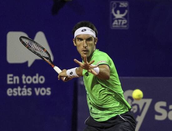 Argentinian tennis player Leonardo Mayer returns a ball to French Jo-Wilfried Tsonga during their ATP Tennis Herren Buenos Aires tournament match, at the Buenos Aires Lawn tennis center, in Buenos Aires, Argentina, 10 February 2016. EFE DAVID FERNANDEZ ATP Buenos Aires Tournament !ACHTUNG: NUR REDAKTIONELLE NUTZUNG!  BAS115 20160211-635907606469851799