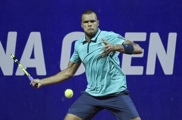 French tennis player Jo-Wilfried Tsonga returns a ball to Argentinian Leonardo Mayer during their ATP Tennis Herren Buenos Aires tournament match, at the Buenos Aires Lawn tennis center, in Buenos Aires, Argentina, 10 February 2016. EFE DAVID FERNANDEZ ATP Buenos Aires Tournament !ACHTUNG: NUR REDAKTIONELLE NUTZUNG!  BAS115 20160211-635907607140651799