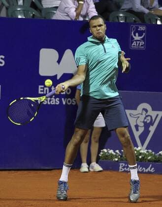 French tennis player Jo-Wilfried Tsonga returns a ball to Argentinian Leonardo Mayer during their ATP Tennis Herren Buenos Aires tournament match, at the Buenos Aires Lawn tennis center, in Buenos Aires, Argentina, 10 February 2016. EFE DAVID FERNANDEZ ATP Buenos Aires Tournament !ACHTUNG: NUR REDAKTIONELLE NUTZUNG!  BAS115 20160211-635907607150947799