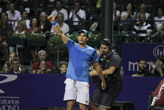 Serbian Dusan Lajovic celebrates after defeating Austrian John Isner during their match of the ATP Tennis Herren Buenos Aires tennis tournament at the Buenos Aires Lawn Tennis Center, in Buenos Aires, Argentina, 10 February 2016. ATP Buenos Aires tennis tournament !ACHTUNG: NUR REDAKTIONELLE NUTZUNG!  BAS 20160211-635907642376042720