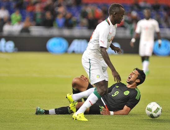Mexico s Eduardo Herrera (down) vies for the ball with Senegal s Adama Mbengue during the first half of a friendly soccer match at Marlins Park in Miami, US, 10 February 2016. Mexico vs. Senagal !ACHTUNG: NUR REDAKTIONELLE NUTZUNG!  MIA111 20160211-635907644272378720