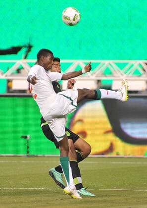 Mexico s Eduardo Herrera (back) vies for the ball with Senegal s Oussynou Thioune (front) during the first half of a friendly soccer match at Marlins Park in Miami, US, 10 February 2016. Mexico vs. Senagal !ACHTUNG: NUR REDAKTIONELLE NUTZUNG!  MIA111 20160211-635907644286418720