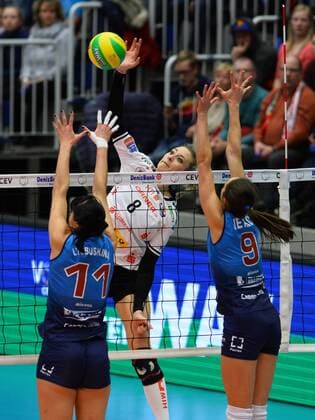 hinterm Netz: Louisa Lippmann (Dresden) gegen Ekaterina Lyubushkina (11) und Vera Vetrova (beide Moskau), Dresdner SC gegen Dinamo Moskau (Russland), Volleyball, 2016 CEV DenizBank Volleyball Champions League der Frauen, Championsleague, CL, Margon-Arena Dresden Bodenbacher Straße, DSC, Saison 2015 2016, 10.02.2016,