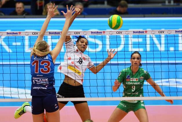 hinterm Netz: Nneka Obiamaka Onyejekwe (Dresden) gegen Irina Fetisova (Moskau), Dresdner SC gegen Dinamo Moskau (Russland), Volleyball, 2016 CEV DenizBank Volleyball Champions League der Frauen, Championsleague, CL, Margon-Arena Dresden Bodenbacher Straße, DSC, Saison 2015 2016, 10.02.2016,