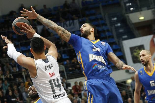 MOSCOW, RUSSIA. FEBRUARY 11, 2016. Real s Gustavo Ayon and Khimki s Tyler Honeycutt (L-R) in action in their 2015 16 Season Euroleague Top 16 Group F Round 7 basketball match at Dynamo Sports Palace in Krylatskoye. Mikhail Japaridze TASS  TS017013