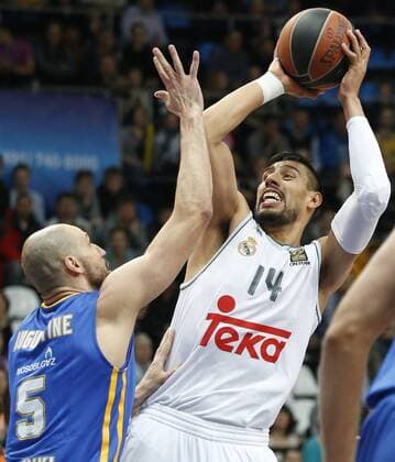MOSCOW, RUSSIA. FEBRUARY 11, 2016. Khimki s James Augustine (L) and Real s Gustavo Ayon in action in their 2015 16 Season Euroleague Top 16 Group F Round 7 basketball match at Dynamo Sports Palace in Krylatskoye. Real Madrid won the game 93:82. Mikhail Japaridze TASS  TS01702D