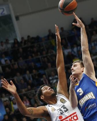 MOSCOW, RUSSIA. FEBRUARY 11, 2016. Real s Trey Thompkins (L) and Khimki s Zoran Dragic in action in their 2015 16 Season Euroleague Top 16 Group F Round 7 basketball match at Dynamo Sports Palace in Krylatskoye. Real Madrid won the game 93:82. Mikhail Japaridze TASS  TS01705B