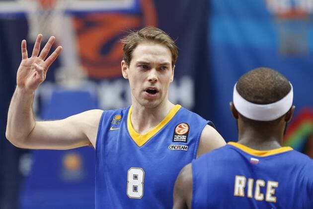 MOSCOW, RUSSIA. FEBRUARY 11, 2016. Khimki s Petteri Koponen (L) and Tyrese Rice seen in the 2015 16 Season Euroleague Top 16 Group F Round 7 basketball match against Real Madrid at Dynamo Sports Palace in Krylatskoye. Real Madrid won the game 93:82. Mikhail Japaridze TASS  TS017064