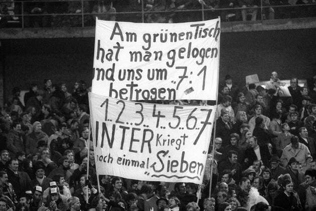 Fußball, Europapokal der Landesmeister 1971 1972, Borussia Mönchengladbach - Inter Mailand 7-1 Fanplakat mit Protest gegen die Entscheidung, das Spiel Borussia Mönchengladbach gegen Inter Mailand nach dem Büchsenwurf zu wiederholen, doch Hoffnung auf erneut Sieben Tor ist da
