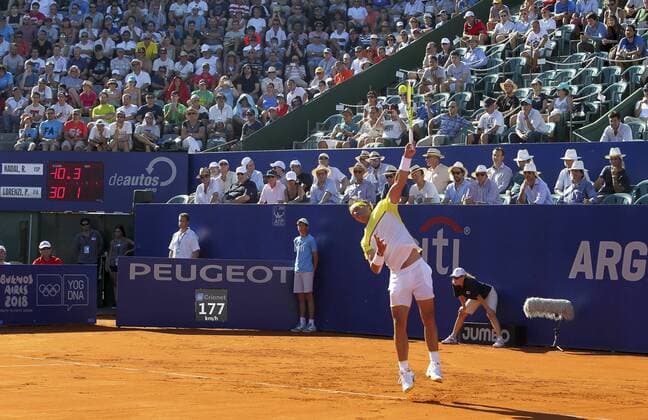 Spanish tennis player Rafael Nadal in action against Italian Paolo Lorenzi during the ATP Tennis Herren Buenos Aires quarter-final match in Argentina, 12 February 2016. EFE David Fernandez PAOLO LORENZI VS RAFAEL NADAL !ACHTUNG: NUR REDAKTIONELLE NUTZUNG!  BAS25 20160212-635909125296416177