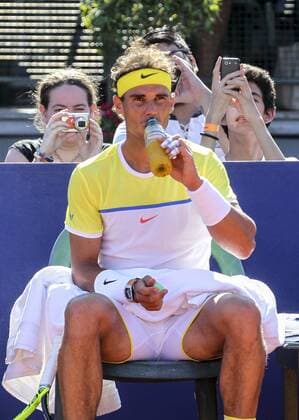 Spanish tennis player Rafael Nadal hydrates during the ATP Tennis Herren Buenos Aires quarter-final match against Italian Paolo Lorenzi in Argentina, 12 February 2016. EFE David Fernandez PAOLO LORENZI VS RAFAEL NADAL !ACHTUNG: NUR REDAKTIONELLE NUTZUNG!  BAS32 20160212-635909126933594177