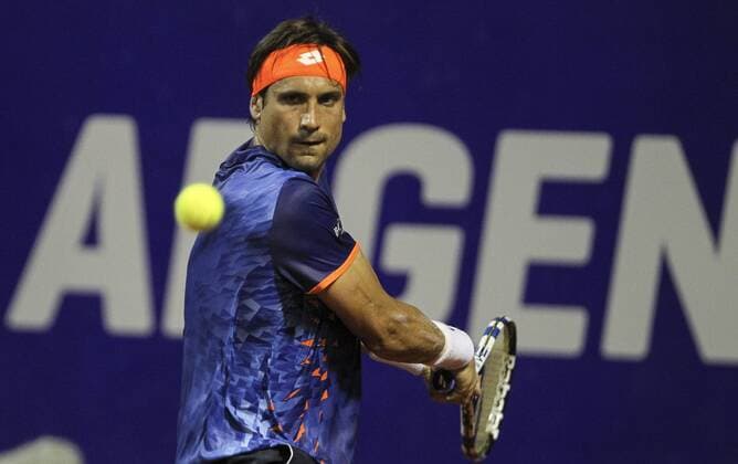 Spanish David Ferrer returns a ball to Uruguayan Pablo Cuevas, during their Buenos Aires ATP Tennis Herren Tournament quarter final game, in Buenos Aires, Argentina, 12 February 2016. EFE DAVID FERNANDEZ Buenos Aires ATP Tournament !ACHTUNG: NUR REDAKTIONELLE NUTZUNG!  BAS102 20160213-635909306562555244