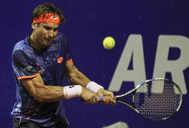Spanish David Ferrer returns a ball to Uruguayan Pablo Cuevas, during their Buenos Aires ATP Tennis Herren Tournament quarter final game, in Buenos Aires, Argentina, 12 February 2016. EFE DAVID FERNANDEZ Buenos Aires ATP Tournament !ACHTUNG: NUR REDAKTIONELLE NUTZUNG!  BAS108 20160213-635909306575035244
