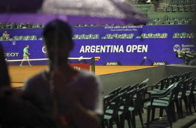 Public leaves the court due to the rain at the game between Uruguayan Pablo Cuevas and Spanish David Ferrer, during the Buenos Aires ATP Tennis Herren Tournament quarter final game, in Buenos Aires, Argentina, 12 February 2016. EFE DAVID FERNANDEZ Buenos Aires ATP Tournament !ACHTUNG: NUR REDAKTIONELLE NUTZUNG!  BAS118 20160213-635909325430907836