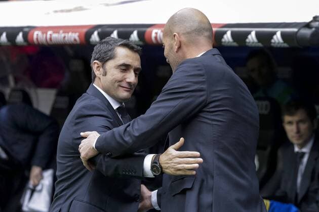 Real Madrid s French coach Zinedine Zidane (R) shakes hands with Athletic de Bilbao s Ernesto Valverde during their Spanish Primera Division soccer match at Santiago Bernabeu stadium in Madrid, Spain, 13 February 2016. REAL MADRID VS ATHLETIC BILBAO !ACHTUNG: NUR REDAKTIONELLE NUTZUNG!  GRA169 20160213-635909782674496114