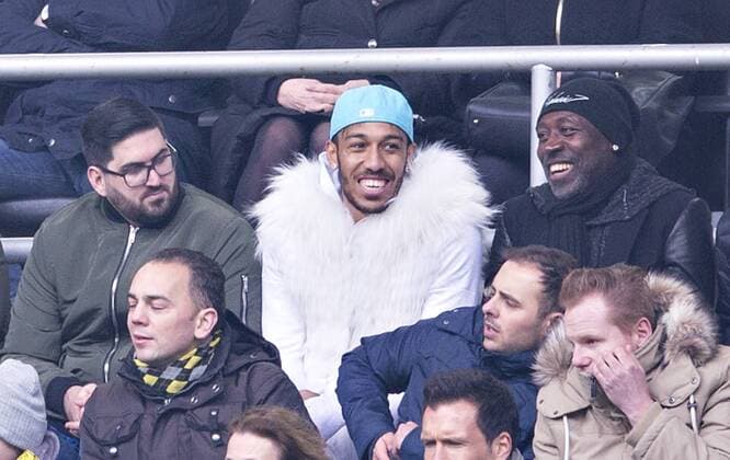 Fußball, BVB-Star Aubameyang im extravaganten Outfit auf der Tribüne Dortmund, 13.02.2016, Signal-Iduna-Park Pierre-Emerick Aubameyang (BvB) in privat Kleidung Borussia Dortmund - Hannover 96