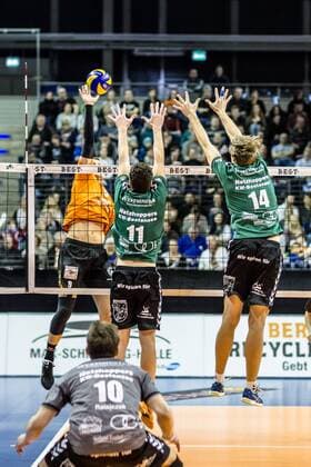 Angriff Paul Lotman (BRVolleys 9) gegen Theo Timmermann (Netzhoppers 11) und Paul Sprung (Netzhoppers 14) GER, Berlin, Volleyball, Bundesliga, Spieltag, DVL, Saison 2015 2016, 13.02.2016, Max-Schmeling-Halle, Berlin Recycling Volleys - Netzhoppers Königs Wusterhausen Bestensee