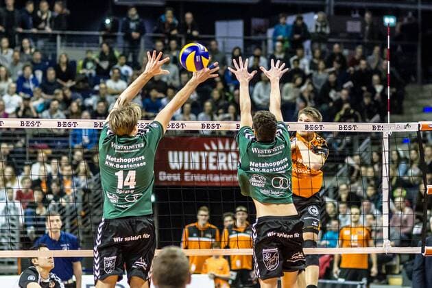 Angriff Ruben Schott (BRVolleys 13) gegen Block Paul Sprung (Netzhoppers 14) und Theo Timmermann (Netzhoppers 11 mi) GER, Berlin, Volleyball, Bundesliga, Spieltag, DVL, Saison 2015 2016, 13.02.2016, Max-Schmeling-Halle, Berlin Recycling Volleys - Netzhoppers Königs Wusterhausen Bestensee