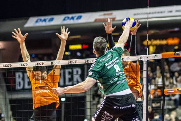 Angriff von Matthias Böhme Boehme (Netzhoppers 8) gegen Block Nicolas Le Goff (BRVolleys 7) und Paul Lotman (BRVolleys 9) GER, Berlin, Volleyball, Bundesliga, Spieltag, DVL, Saison 2015 2016, 13.02.2016, Max-Schmeling-Halle, Berlin Recycling Volleys - Netzhoppers Königs Wusterhausen Bestensee
