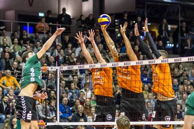 Angriff Theo Timmermann (Netzhoppers 11) gegen Dreierblock Tsimafei Zhukouski (BRVolleys 11), Nicolas Le Goff (BRVolleys 7) und Paul Lotman (BRVolleys 9) GER, Berlin, Volleyball, Bundesliga, Spieltag, DVL, Saison 2015 2016, 13.02.2016, Max-Schmeling-Halle, Berlin Recycling Volleys - Netzhoppers Königs Wusterhausen Bestensee