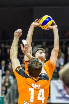 Zuspiel von Tsimafei Zhukouski (BRVolleys 11) mit Tomas Kmet (BRVolleys 14) GER, Berlin, Volleyball, Bundesliga, Spieltag, DVL, Saison 2015 2016, 13.02.2016, Max-Schmeling-Halle, Berlin Recycling Volleys - Netzhoppers Königs Wusterhausen Bestensee