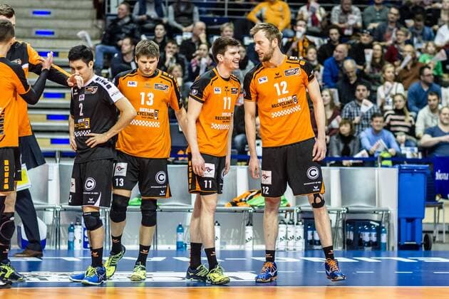 Spaß in der Auszeit v.r.n.l.: Paul Carroll (BRVolleys 12), Tsimafei Zhukouski (BRVolleys 11), Ruben Schott (BRVolleys 13) und Erik Shoji (BRVolleys 2) GER, Berlin, Volleyball, Bundesliga, Spieltag, DVL, Saison 2015 2016, 13.02.2016, Max-Schmeling-Halle, Berlin Recycling Volleys - Netzhoppers Königs Wusterhausen Bestensee