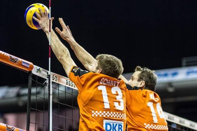 Block von Ruben Schott (BRVolleys 13) und Tomas Kmet (BRVolleys 14) GER, Berlin, Volleyball, Bundesliga, Spieltag, DVL, Saison 2015 2016, 13.02.2016, Max-Schmeling-Halle, Berlin Recycling Volleys - Netzhoppers Königs Wusterhausen Bestensee