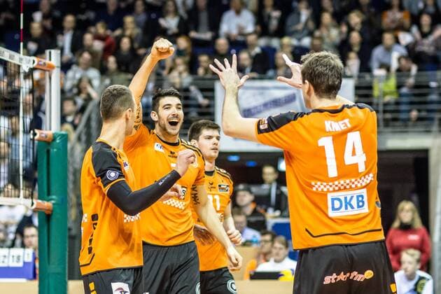 Jubel bei den Berlinern: v.l.n.r.: Paul Lotman (BRVolleys 9), Nicolas Le Goff (BRVolleys 7), Tsimafei Zhukouski (BRVolleys 11) und Tomas Kmet (BRVolleys 14) GER, Berlin, Volleyball, Bundesliga, Spieltag, DVL, Saison 2015 2016, 13.02.2016, Max-Schmeling-Halle, Berlin Recycling Volleys - Netzhoppers Königs Wusterhausen Bestensee