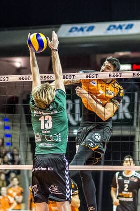 Angriff von Nicolas Le Goff (BRVolleys 7) gegen Block Manuel Rieke (Netzhoppers 13) GER, Berlin, Volleyball, Bundesliga, Spieltag, DVL, Saison 2015 2016, 13.02.2016, Max-Schmeling-Halle, Berlin Recycling Volleys - Netzhoppers Königs Wusterhausen Bestensee