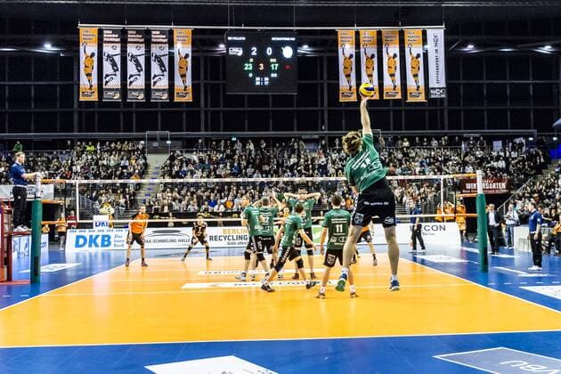 Übersicht Max-Schmeling-Halle, Netzhoppes im Aufschlag von Paul Sprung (Netzhoppers 14) GER, Berlin, Volleyball, Bundesliga, Spieltag, DVL, Saison 2015 2016, 13.02.2016, Max-Schmeling-Halle, Berlin Recycling Volleys - Netzhoppers Königs Wusterhausen Bestensee