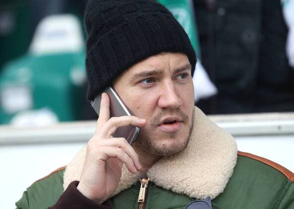 Nicklas Bendtner (VfL Wolfsburg) steht nicht im kader, mit Handy am Ohr