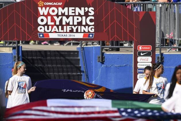 Fußball, Damen Olympia Qualifikation, USA - Mexiko February 13, 2016: The ball girls walk on to the field with the countries flags prior to the match between the United States and Mexico during the CONCACAF 2016 Olympic Qualifying Championship at Toyota Stadium, in Frisco, Texas. Soccer 2016: United States vs Mexico FEB 13 - ZUMAc04_