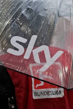 13.02.2016, Fussball 1.Bundesliga 2015 2016, 21.Spieltag, VfB Stuttgart - Hertha BSC Berlin, Regenschirm mit SKY-Senderlogo eines Kameramannes. 