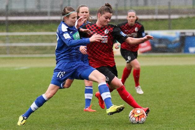 v.li.: Jolanta Siwinska (Potsdam, 18), Verena Aschauer (Freiburg, 25), Zweikampf, Duell, duel, tackle, Dynamik, Action, Aktion, Fussball, Allianz Frauen-Bundesliga, SC Freiburg - 1. FFC Turbine Potsdam, xozx