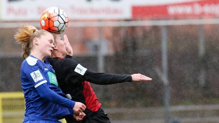v.li.: Victoria Krug (Potsdam, 5), Lena Petermann (Freiburg, 22), Kopfball, header, Aktion, Action, Fussball, Allianz Frauen-Bundesliga, SC Freiburg - 1. FFC Turbine Potsdam, xozx