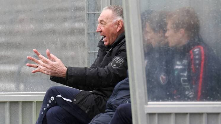v.li.: Bernd Schröder (Bernd Schroeder, Trainer, Potsdam), enttäuscht schauend, Enttäuschung, Frustration, disappointed, pessimistisch, gibt Anweisungen, gestikuliert, mit den Armen gestikulieren, gives instructions, gesticulate, Fussball, Allianz Frauen-Bundesliga, SC Freiburg - 1. FFC Turbine Potsdam, xozx