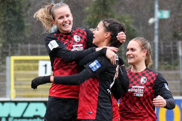 v.li.: Lena Petermann (Freiburg, 22), Torschützin Cinzia Zehnder (Freiburg, 14), Clara Schöne (Clara Schoene, Freiburg, 27), nach dem 1:0, Jubel, Torjubel, Torerfolg, celebrate the goal, goal, celebration, Jubel ueber das Tor, optimistisch, Action, Aktion, Fussball, Allianz Frauen-Bundesliga, SC Freiburg - 1. FFC Turbine Potsdam, xozx