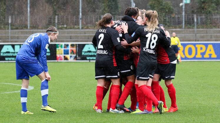 Spielerinnen des SC Freiburg jubeln über das 1:0, Jubel, Torjubel, Torerfolg, celebrate the goal, goal, celebration, Jubel ueber das Tor, optimistisch, Action, Aktion, Fussball, Allianz Frauen-Bundesliga, SC Freiburg - 1. FFC Turbine Potsdam, xozx