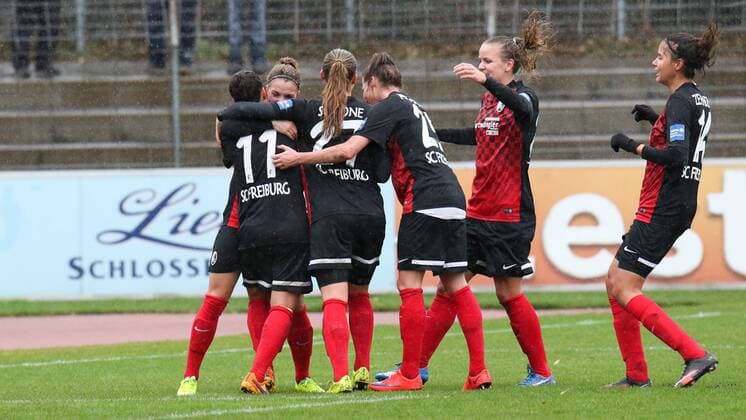 Spielerinnen des SC Freiburg jubeln über das 2:0, Jubel, Torjubel, Torerfolg, celebrate the goal, goal, celebration, Jubel ueber das Tor, optimistisch, Action, Aktion, Fussball, Allianz Frauen-Bundesliga, SC Freiburg - 1. FFC Turbine Potsdam, xozx
