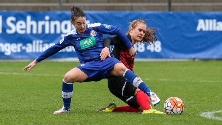 v.li.: Felicitas Rauch (Potsdam, 19), Clara Schöne (Clara Schoene, Freiburg, 27), Zweikampf, Duell, duel, tackle, Dynamik, Action, Aktion, Fussball, Allianz Frauen-Bundesliga, SC Freiburg - 1. FFC Turbine Potsdam, xozx
