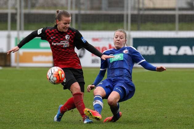 v.li.: Lena Petermann (Freiburg, 22), Maruschka Waldus (Potsdam, 27), Zweikampf, Duell, duel, tackle, Dynamik, Action, Aktion, Fussball, Allianz Frauen-Bundesliga, SC Freiburg - 1. FFC Turbine Potsdam, xozx