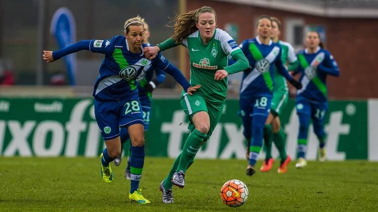v.li.: Lena Goeßling (Gößling, Goessling, Gössling, VfL Wolfsburg, 28) und Stefanie Antonia Sanders (SV Werder Bremen, 20) im Zweikampf, Duell, duel, tackle, Fussball, Allianz Frauen-Bundesliga, SV Werder Bremen - VfL Wolfsburg, xdgx